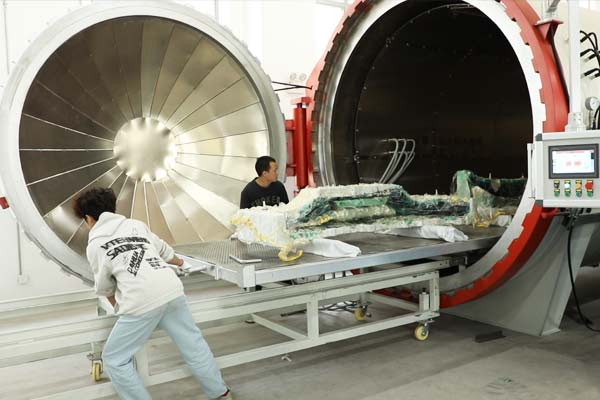 Pièces automobiles en autoclave